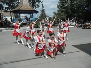 A helybeli mazsorettek előadás közben