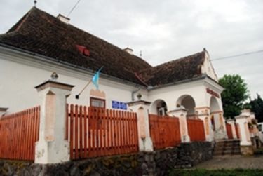 Székely zászló a csernátoni községházán. Iochom István felvétele