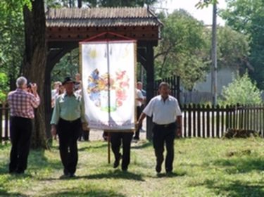 Az alkalomra elkészült a családi lobogó
