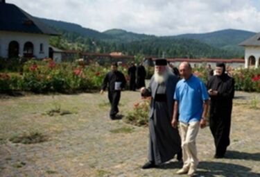 Az államfő Ioan Selejan Kovászna és Hargita megyei püspökkel, tiszteletbeli érsekkel a marosfői kolostorban. Fotó: Libertatea