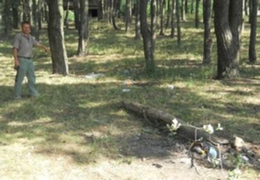 Szemét, kivágott fák, ez marad a turisták után – mutatja Kerestély János. A szerző felvétele