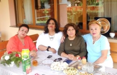 Az arab hölgyek Gocz Elvira házának teraszán, jobbról a házigazda