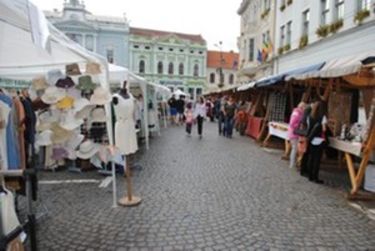 Szebb időben reménykednek – vásárosok a főtéren   Iochom István felvételei