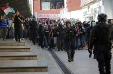 Csendőri kíséret a magyar szurkolóknak
