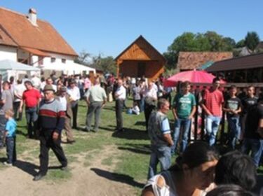 Bodos ünnepe, háttérben az új színpad