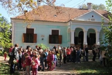 A Mari-lak előtt
