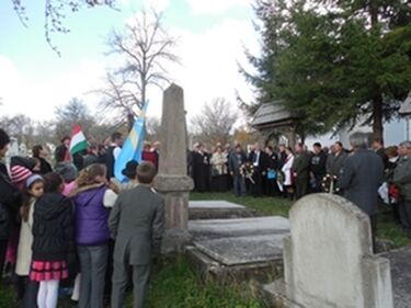 Főhajtás Bedő Albert síremlékénél               Furus Levente felvétele