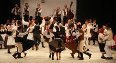 A Háromszék Táncegyüttes és a meghívott adatközlők a 2011-es gálaműsorban
