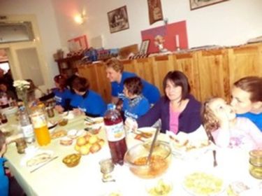 Gyerekek és klubtagok a közös ebéden. A szerző felvétele