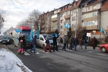 Türelmetlen autósok Kézdivásárhelyen. Iochom István felvétele