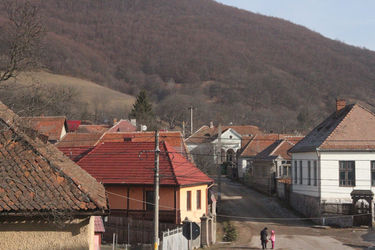 Aszfaltozás előtt a felszeg utca.  Albert Levente felvétele