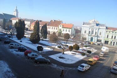 Jóval kevesebb autó parkolt Kézdivásárhely főterén tegnap           A szerző felvétele