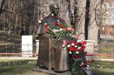 Virágok Márton Áron sepsiszentgyörgyi szobrán                   Albert Levente felvétele