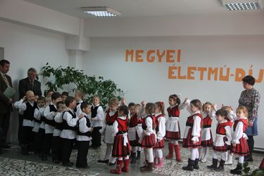 Óvodások köszöntötték a díjazott pedagógusokat. Fotó: Albert Levente