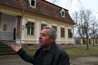 Kovács Zoltán, háttérben a Mikó-kastély
