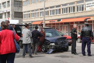 Elvontatták az összetört gépkocsit                          Albert Levente felvétele