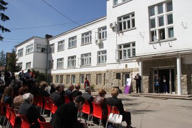 A kórház régi épülete előtt