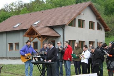 Az Írisz Ház zenészcsoportja énekel                                  Albert Levente felvétele