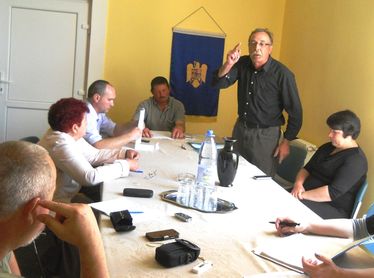 Pál Mihály (állva) többször el akarta hagyni a gyűléstermet