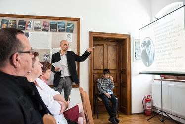 Novák Csaba Zoltán előadást tart Csernátonban. Fotó: Vargyasi Levente