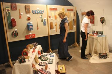 Igényes népi alkotások az alagsori kiállítóteremben. Albert Levente felvétele