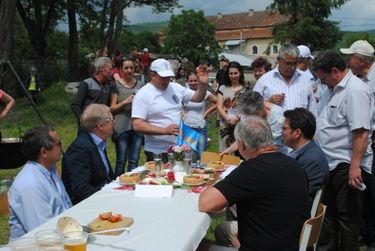 A zsűri a helyi tanács csapatának asztalánál                                       A szerző felvétele