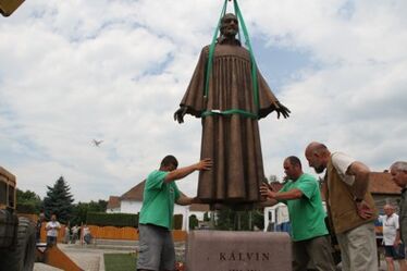 A művész, Bocskai Vince irányításával talapzatára helyezik a Kálvin-szobrot