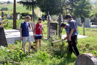 A temetőt is rendbe tették az önkéntes fiatalok. A szerző felvétele