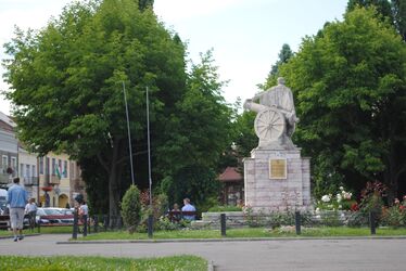 Üresen maradtak a Gábor Áron-szobor melletti zászlótartók. A szerző felvétele