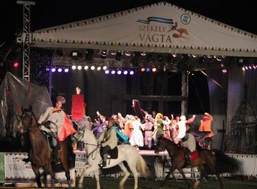 Nem zavarta meg az eső a Dózsa György tánckrónika főpróbáját. Albert Levente felvétele
