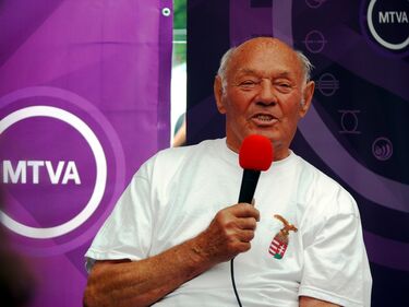 Buzánszky Jenő címeres mezben. A szerző felvételei