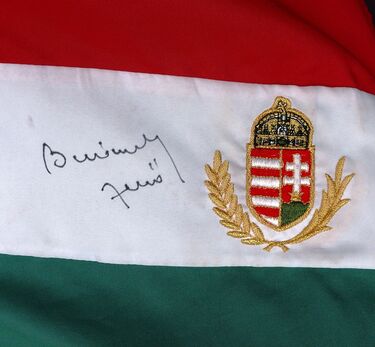 Buzánszky Jenő aláírása magyar zászlón