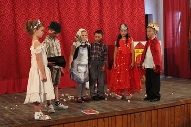 Kis színjátszók Illyefalván. Nagy D. István felvétele