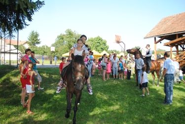 Kipróbálták a lovaglást                         A szerző felvétele