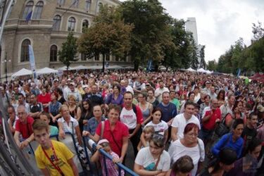 Fesztiválozók Kolozsváron a Farkas utcában          FOTÓ: FACEBOOK/KOLOZSVÁRI MAGYAR NAPOK