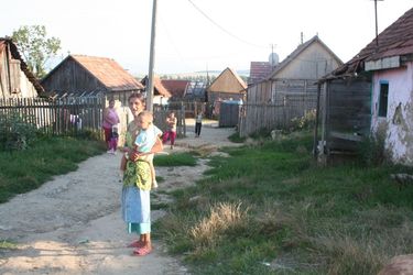Törvénytelen építmények a falu szélén. A szerző felvétele
