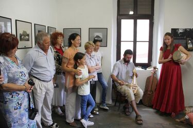 Demeter Miklós kobozon és rebeken játszik, Várallyay Réka dobon kíséri. Albert Levente felvétele