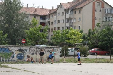 A mozgáspark mellett marad hely a focizó gyerekeknek is. Albert Levente felvétele