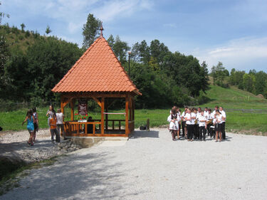 Emberek a Varjúvár alatt