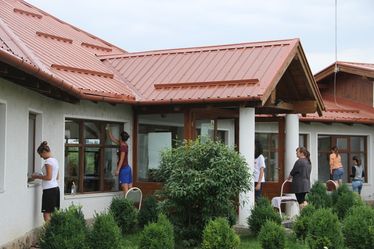Önkéntesek segédkeznek az Írisz Házban. Albert Levente felvétele