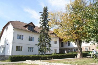 Bajban a baróti kórház. Hecser László felvétele