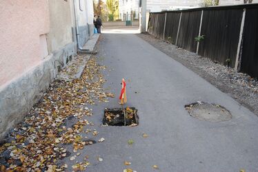 Újabb kanálistetőt loptak el a múlt hét végén a kézdivásárhelyi Varga Katalin utcában. A Vasút utcában a Nemere utcával szemben található járdán már hetek óta hiányzik a kanálistető. Kép és szöveg: IOCHOM ISTVÁN