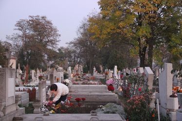 A sepsiszentgyörgyi közös temetőben sok sírt már tegnap friss virágok borítottak. Fotó: Albert Levente