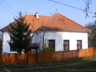 Ráfér a javítás a százéves épületre. A szerző felvétele