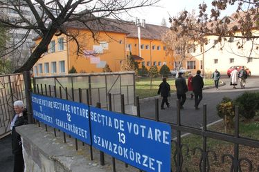 Szavazók a sepsiszentgyörgyi Gulliver Óvodánál. Fotó: Albert Levente