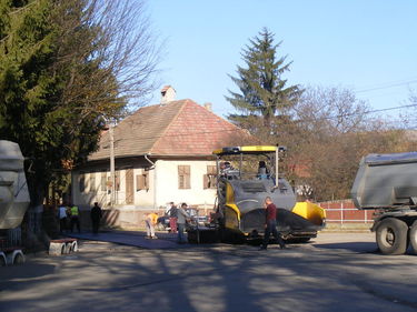 Kövezett utakra került aszfalt. A szerző felvétele