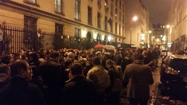 Sorban állnak a szavazók Párizsban