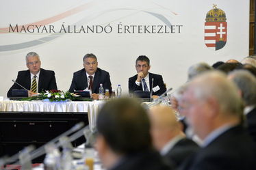 Semjén Zsolt, Orbán Viktor és Potápi Árpád János a Máért ülésén az Országházban. Fotó: MTI/Koszticsák Szilárd