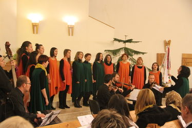 A Voces női kar – a modern misét zenekari kísérettel adták elő. Albert Levente felvétele