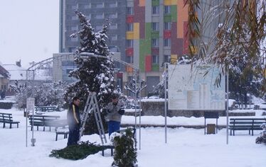 Kovásznán díszítik a parkot. Fotó: Bokor Gábor
